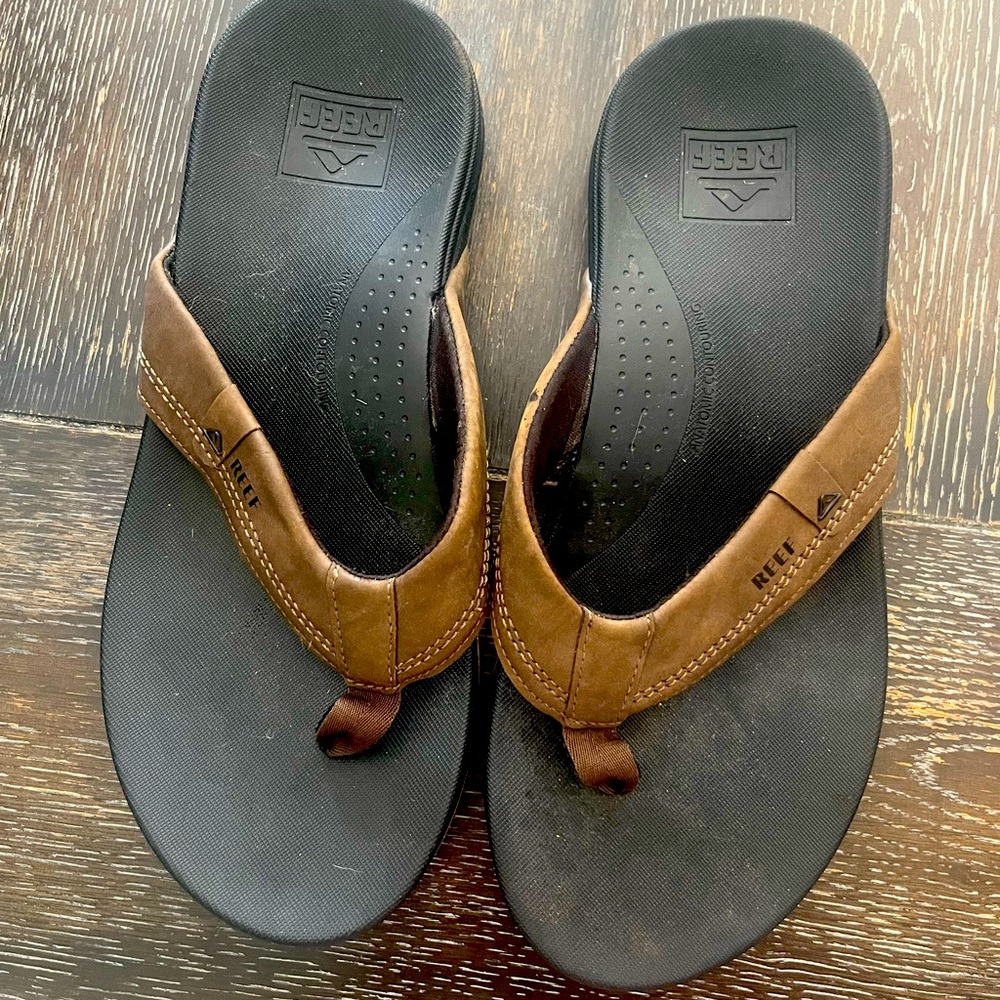 Men’s size 10 leather flip flops. Reef brand. Brown.